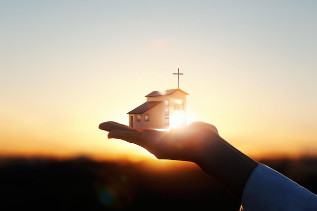 Foto preziosa e bella architettura del tempio e della chiesa e croce sullo sfondo luminoso del bagliore del sole a portata di mano