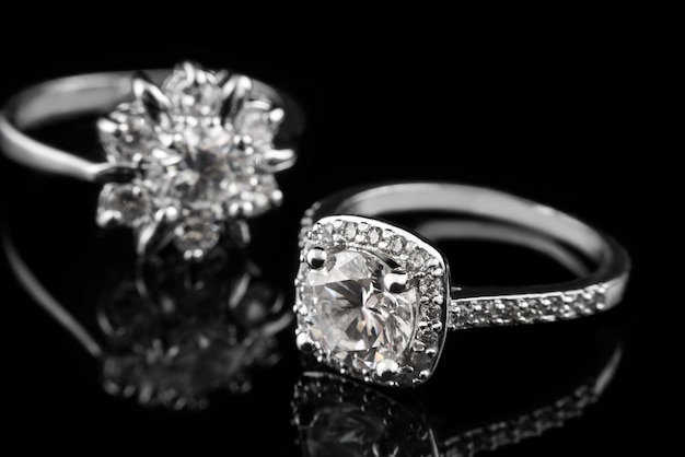 Foto anelli preziosi in argento con diamanti