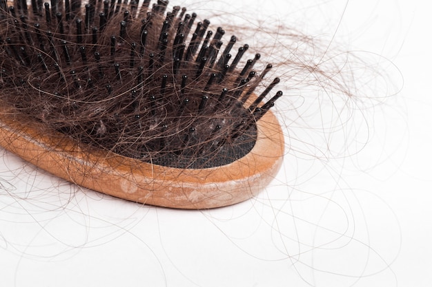 The precipitated hair entangled in the comb