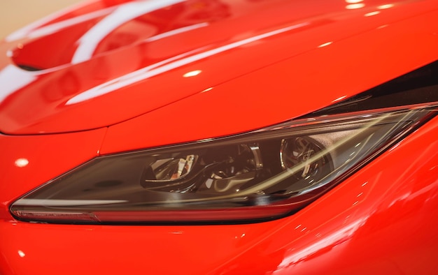 Фары хищных автомобилей и капот мощного спортивного автомобиля с матовой краской