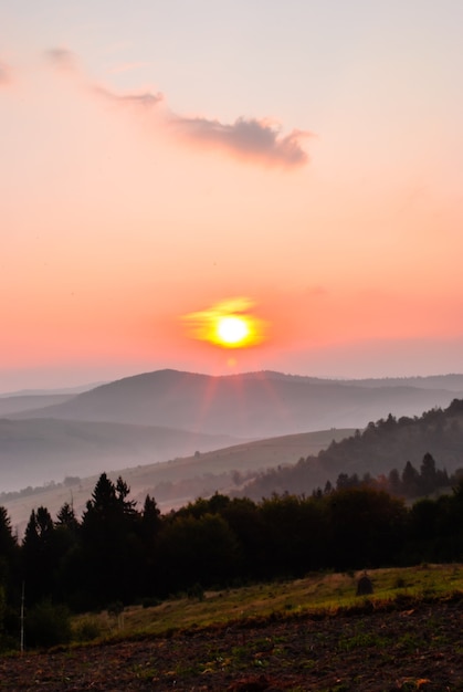 Foto l'ora prima dell'alba in mointans. vista dalla vetta sul paese