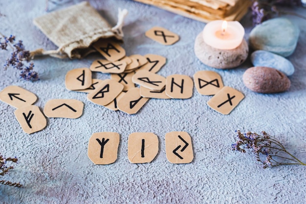 Foto predizione da tre rune scandinave su un tavolo in decorazione mistica