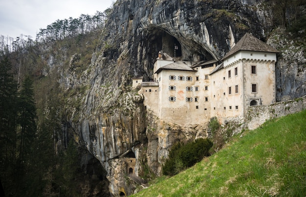 Predjamakasteel in het hol, slovenië