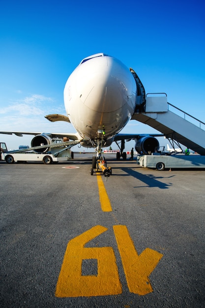 飛行前の航空機整備手荷物が航空機の荷物室に積み込まれている