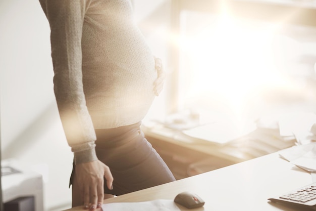 사진 임신, 사업, 일, 그리고 사람들의 개념 - 임신한 여성 사업가가 사무실 창문을 통해 보고 있습니다.