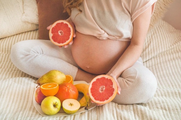 Foto gravidanza e sana alimentazione biologica. gravidanza e pompelmo