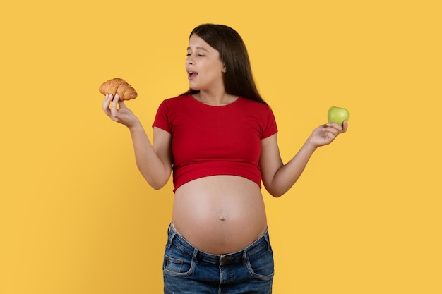 Беременность Питание Беременная Молодая Женщина Выбирает Круассан Вместо Зеленого Яблока
