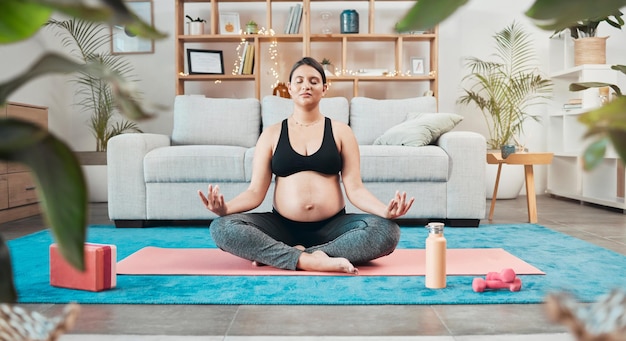 Беременная беременная женщина, йога и оздоровительная медитация, упражнения для облегчения боли, психического сосредоточения и духовного дзен-исцеления. Индийская женщина, пренатальный пилатес и фитнес-тренировки в домашней гостиной.
