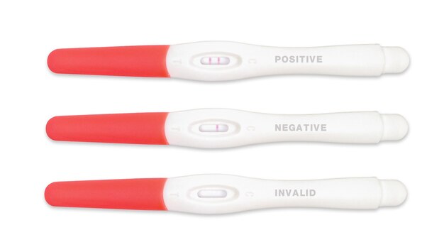 클리핑 패스와 함께 흰색에 임신한 여자를 확인 하는 임신 테스트 장치