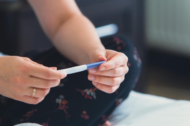 写真 女性の手で妊娠検査をクローズ アップ