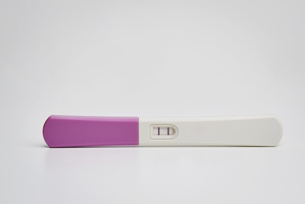 Тест на беременность, изолированные на белом фоне
