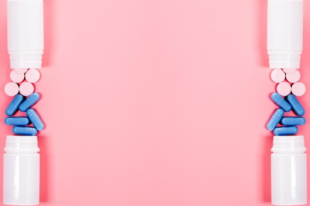 2本の縞模様とピンクとブルーの丸薬を使った妊娠検査パステルピンク色の背景ポジティブな結果妊婦の治療コピースペース