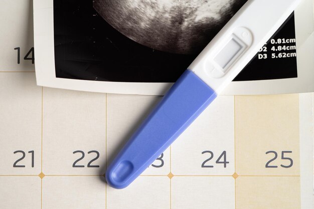 Foto test di gravidanza con ecografia dell'utero del bambino contraccezione salute e medicina