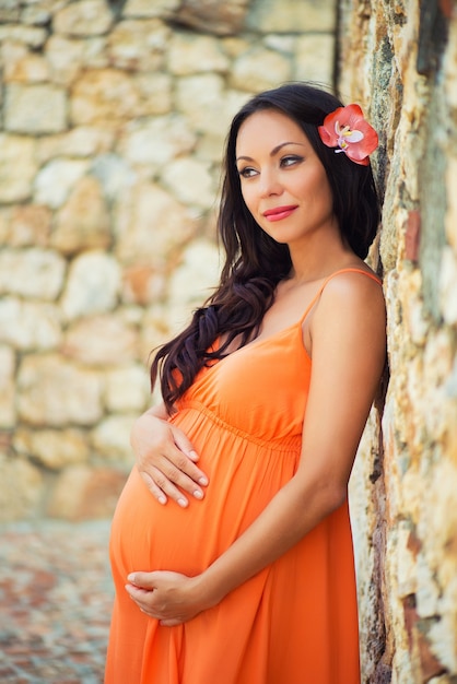 Photo pregnancy and travel. holidays in the dominican republic. pregnant girl on excursion in altos de chavon