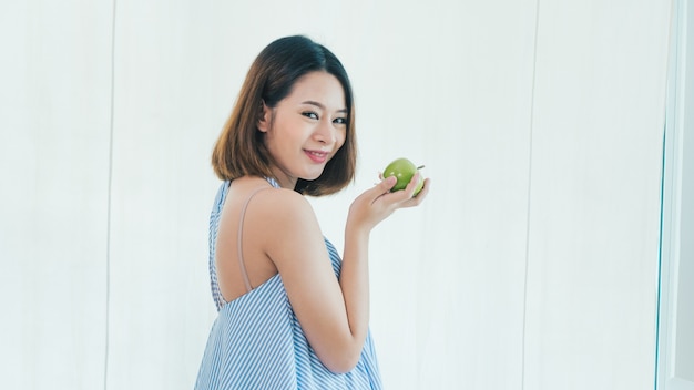 Foto una bella ragazza asiatica in asia