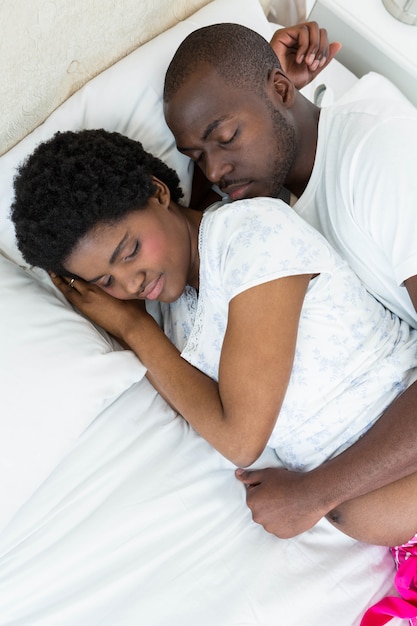 Photo pregnant couple relaxing on bed at home