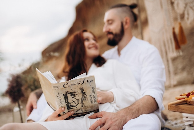 Foto ragazza incinta e fidanzato durante un picnic