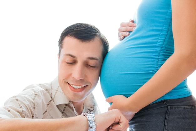 写真 白い背景の妊娠中の女の子と彼女の夫