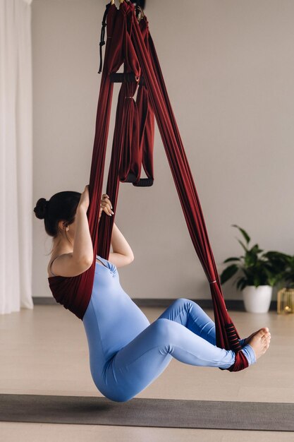 Foto ragazza incinta una donna fa yoga su un'amaca in palestra il concetto di uno stile di vita sano maternità