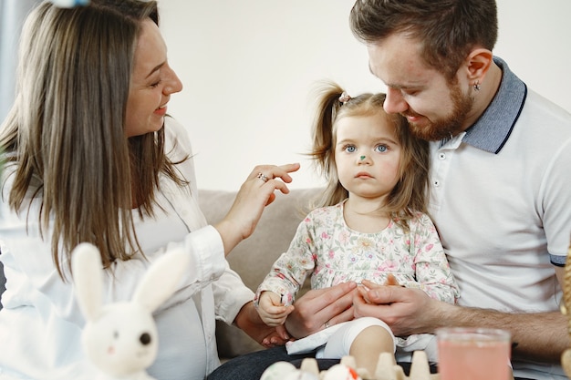 Madre incinta con figlia con marito. passare del tempo assieme. il padre disegna con la figlia.