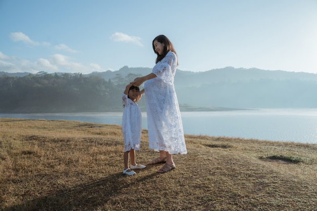 妊娠中の母親と娘