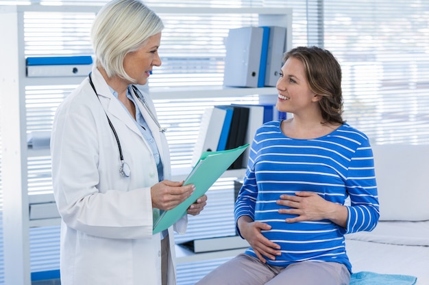 Pregnant patient consulting a doctor