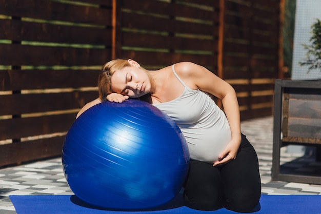 Foto incinta di yoga