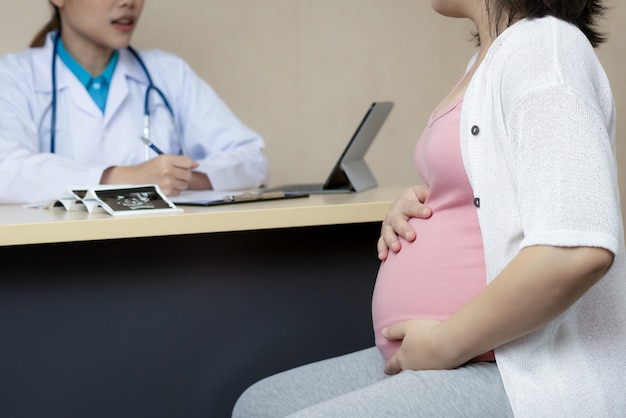 사진 병원에서 임신 한 여자와 산부인과 의사