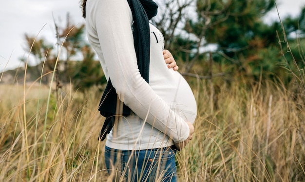 写真 おなかを撫でる妊婦