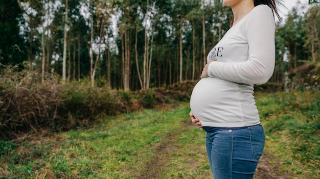 写真 おなかを撫でる妊婦