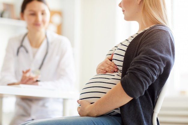 Photo pregnant woman consulting doctor