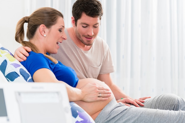 Беременная женщина в родильной комнате со своим мужчиной