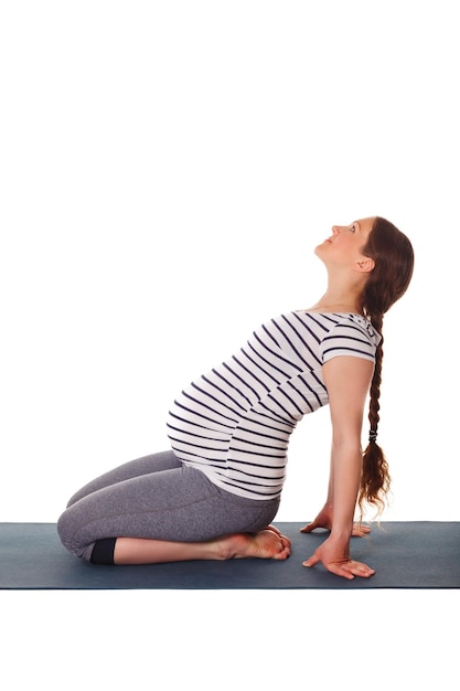 Donna incinta che fa yoga asana ustrasana
