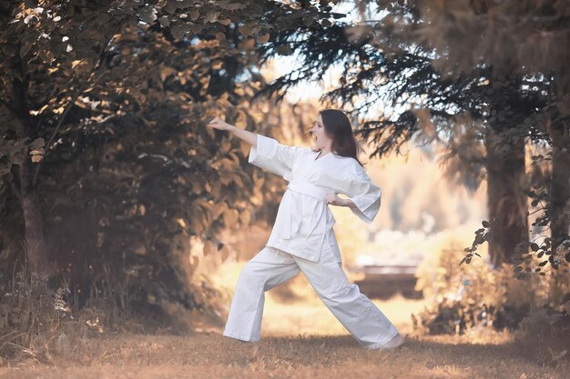 Photo pregnant woman doing yoga exercise in autumn