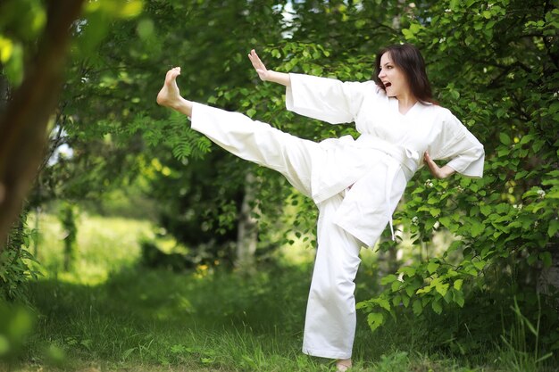 写真 夏に自然の中でヨガの練習をしている妊娠中の女性