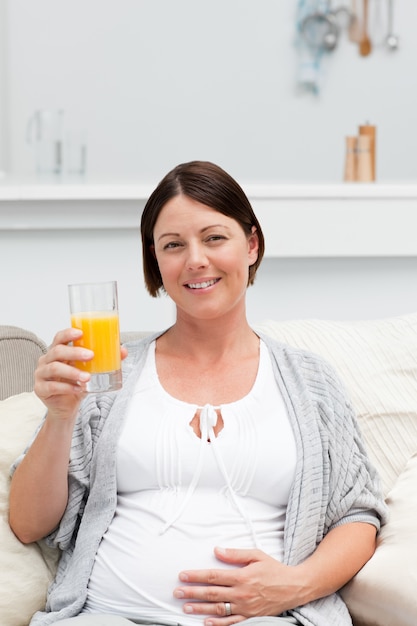 Беременная женщина, пить оранье сок
