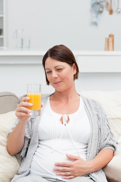 Photo pregnant woman drinking oranje juice