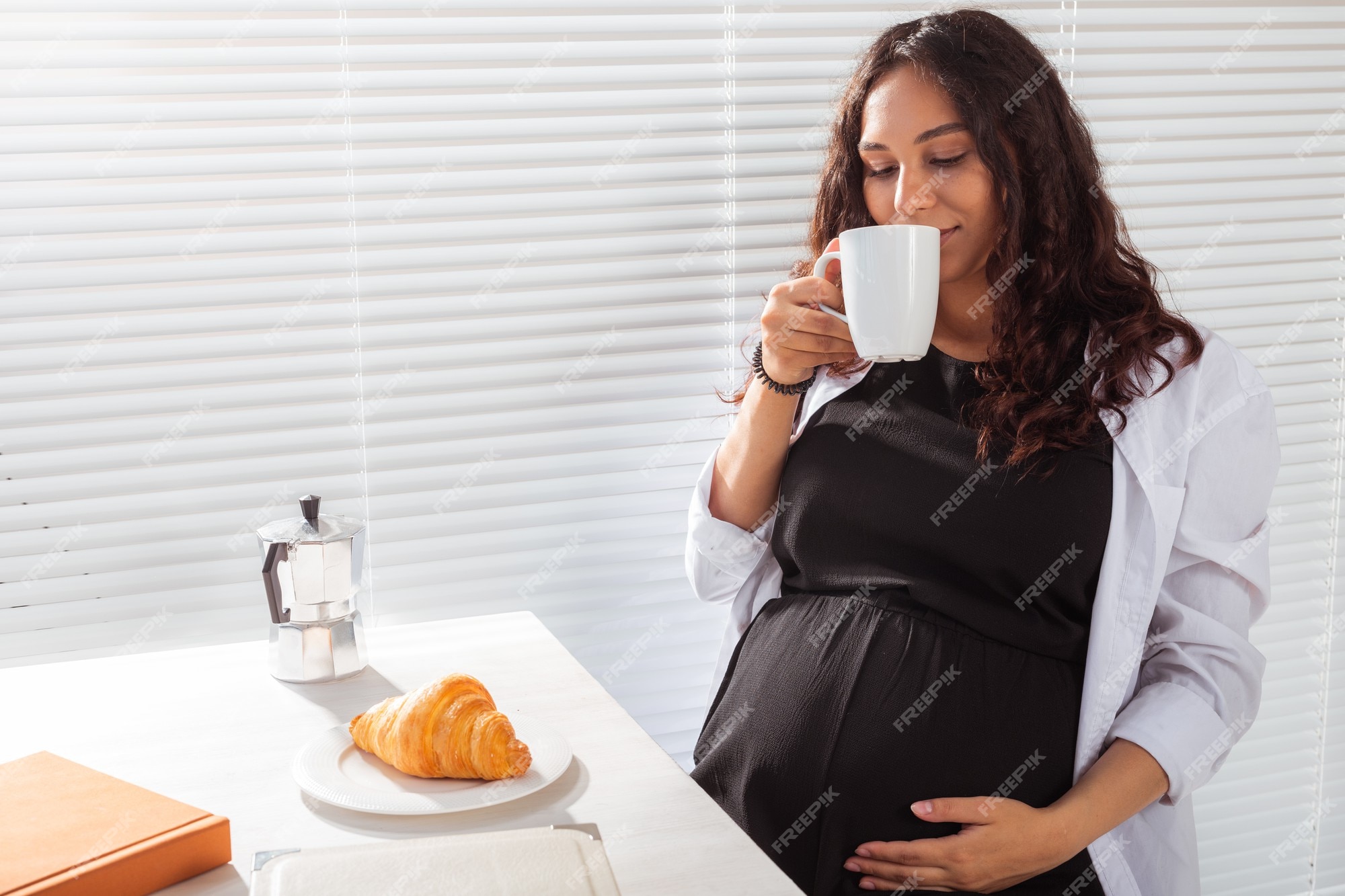 Premium Photo | Pregnant woman eating breakfast. pregnancy and maternity  leave
