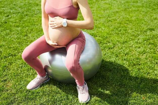 Donna incinta che si esercita sulla palla