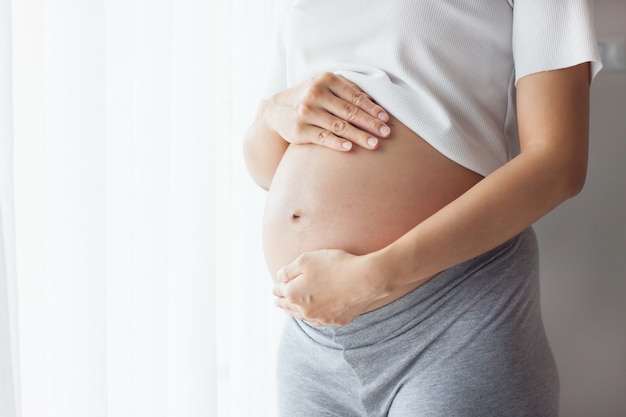 Foto donna incinta in attesa del bambino. concetto di maternità