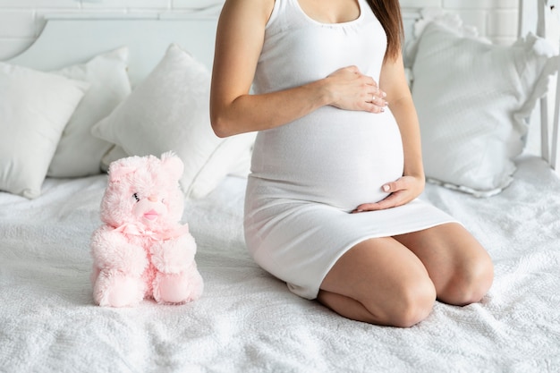 Foto donna incinta che sente il suo bambino