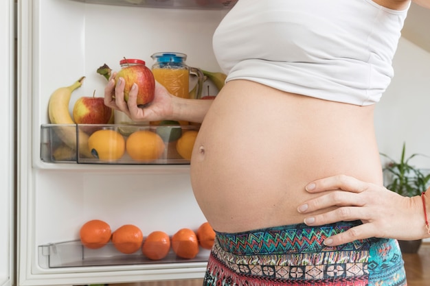 Photo pregnant woman at fridge