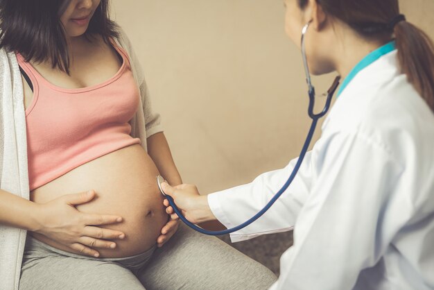 妊娠中の女性と病院の産婦人科医