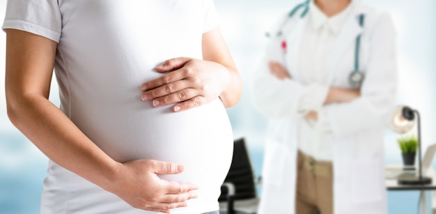 Donna incinta e ginecologo medico all'ospedale