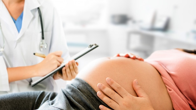 Donna incinta e ginecologo medico all'ospedale