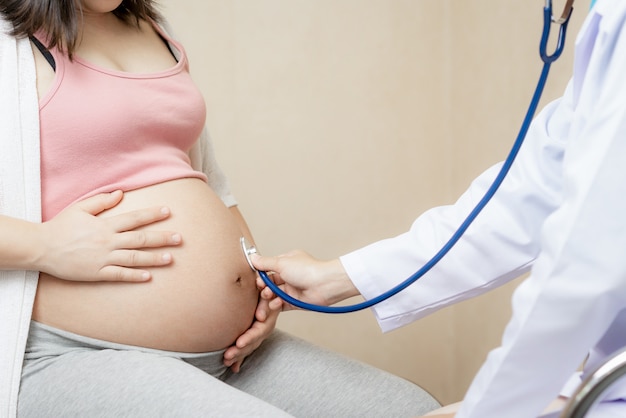 Беременная женщина и врач гинеколог в больнице