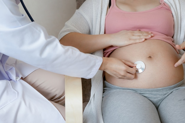 Foto donna incinta e ginecologo medico all'ospedale