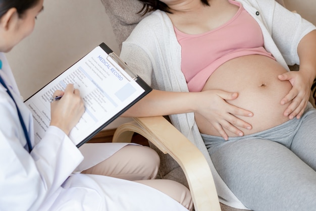 Photo pregnant woman and gynecologist doctor at hospital