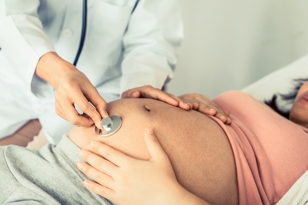 Donna incinta e ginecologo medico all'ospedale