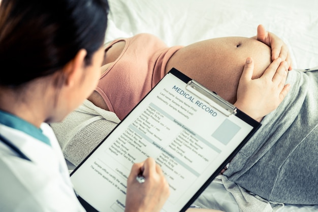 Foto donna incinta e ginecologo medico all'ospedale